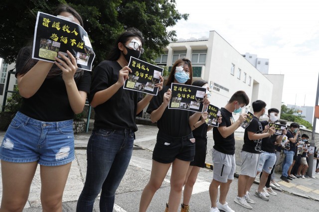 Sute de elevi de la şcoli din Hong Kong au format lanţuri umane în sprijinul protestatarilor