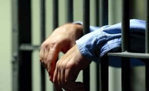 Mandate puse în aplicare de polițiști: Doi BĂRBAȚI, după GRATII