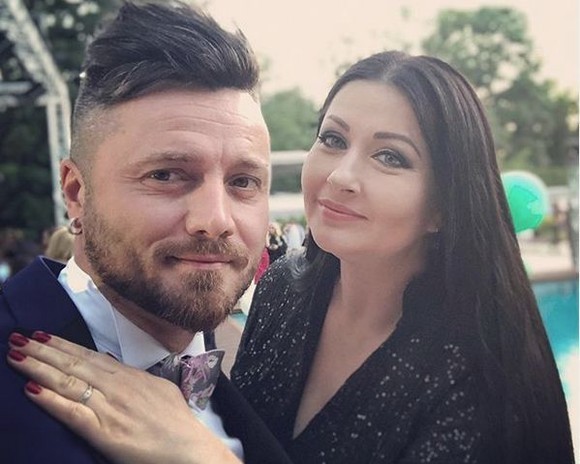 Gabriela Cristea nu își neglijează copiii nicio clipă. A alăptat-o la salon pe fiica cea mică, înainte de botez