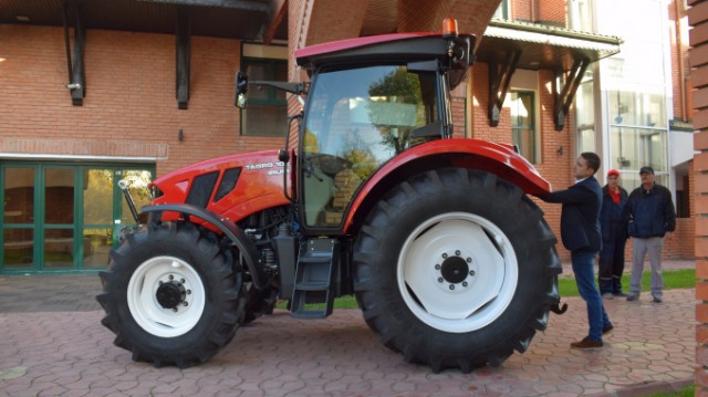 A început producţia de serie a primului tractor agricol românesc, conceput la IRUM Reghin