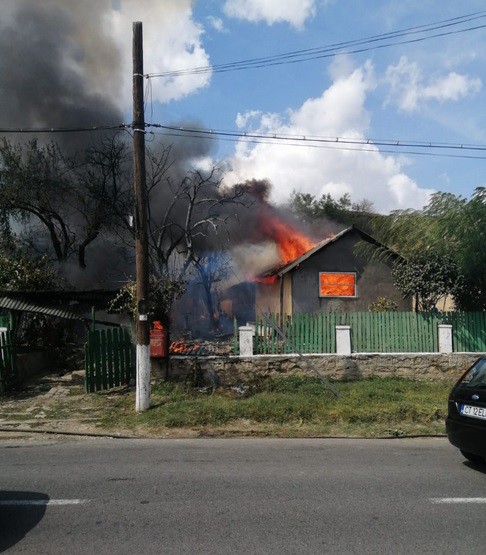 Cauza INCENDIULUI de la Negureni, unde o casă a luat foc: lumânare lăsată nesupravegheată
