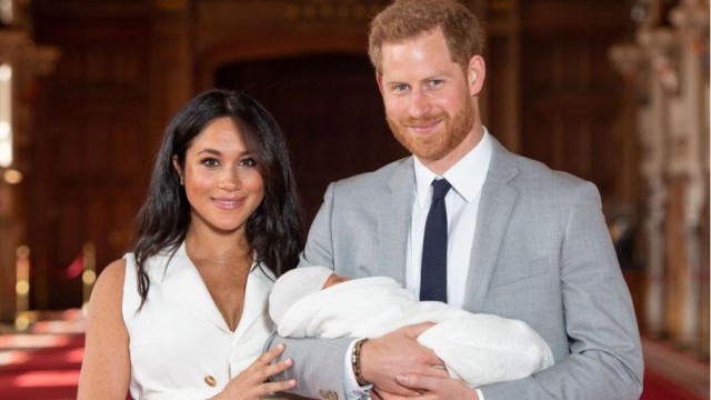 Prinţul Harry, Meghan şi Archie au plecat spre Africa, în primul lor turneu oficial în familie