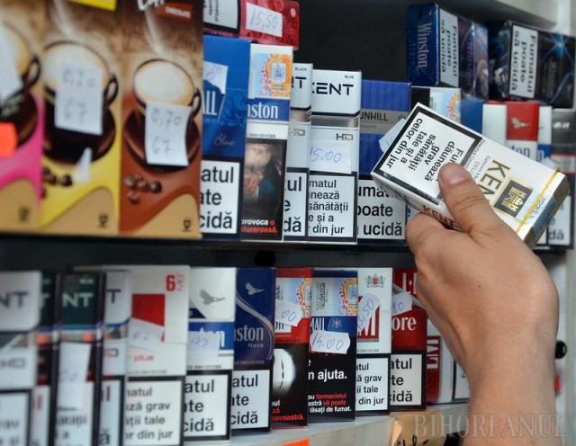 ANCMMR: Interzicerea expunerii ţigaretelor la raft distruge micii comercianţi
