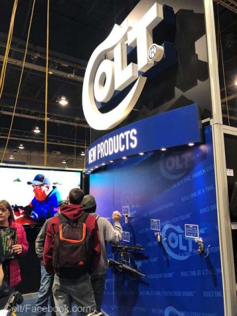 Producătorul american de arme Colt suspendă fabricarea puştilor pentru civili în Statele Unite