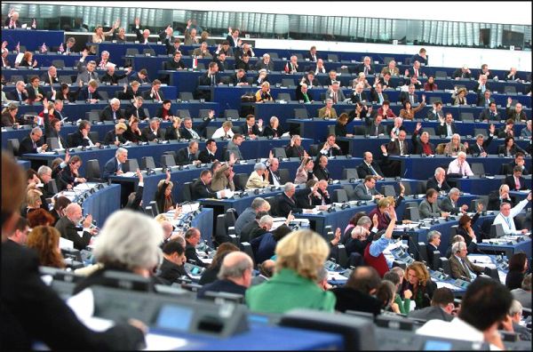 Parlamentarii europeni promit să respingă orice acord de Brexit fără o clauză tip ''backstop''
