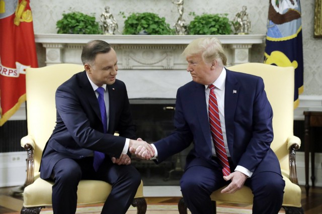 SUA: Preşedinţii Trump şi Duda au semnat un acord de suplimentare a trupelor americane din Polonia