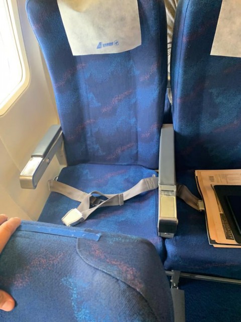 VIDEO! ZBORURI PERICULOASE CU TAROM: scaune rupte şi hublouri defecte