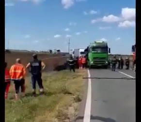 Camion RĂSTURNAT în judeţ: Şoferul NU avea PERMIS; o persoană GRAV rănită!