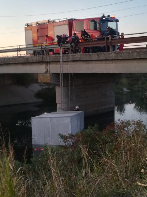 Autoutilitară căzută în canal, la Movilița