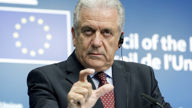 Europa trebuie să fie ''în prima linie'' în criza migraţiei, susţine Dimitris Avramopoulos