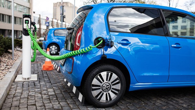 ECA: UE trebuie să accelereze instalarea staţiilor de încărcare a automobilelor electrice susţine