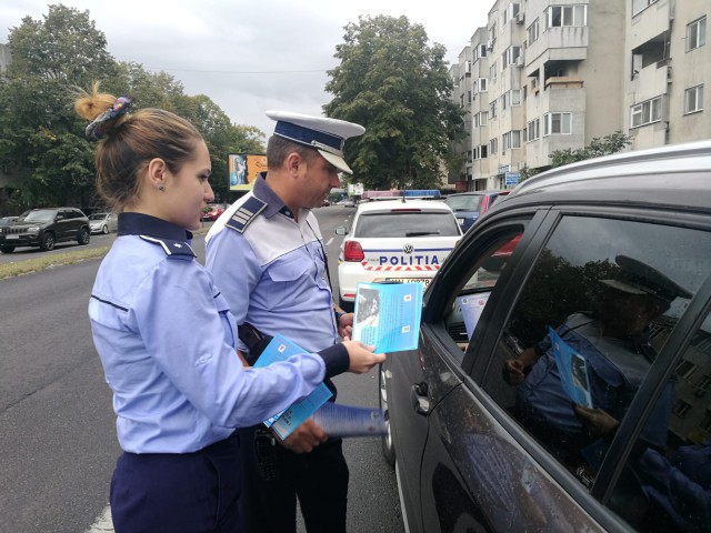 Polițiștii constănțeni, acțiuni în trafic: au explicat șoferilor noile reglementări privind folosirea telefonului la volan!