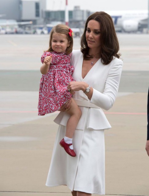 Kate Middleton e iar însărcinată? Prinţesa Charlotte a făcut marele anunţ: „Mama aşteaptă încă o fetiţă“