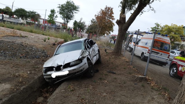 Accident rutier din cauza unei șoferițe: o altă mașină a intrat în gard și apoi în șanț