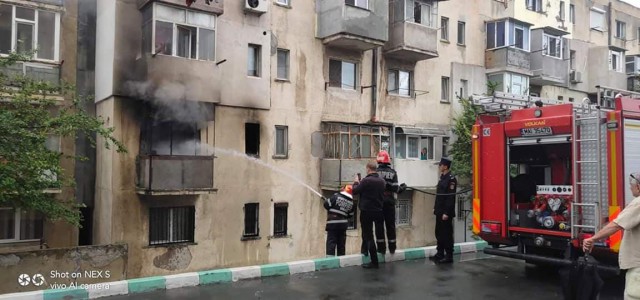 Incendiu VIOLENT la o garsonieră din Năvodari: persoane intoxicate cu fum!