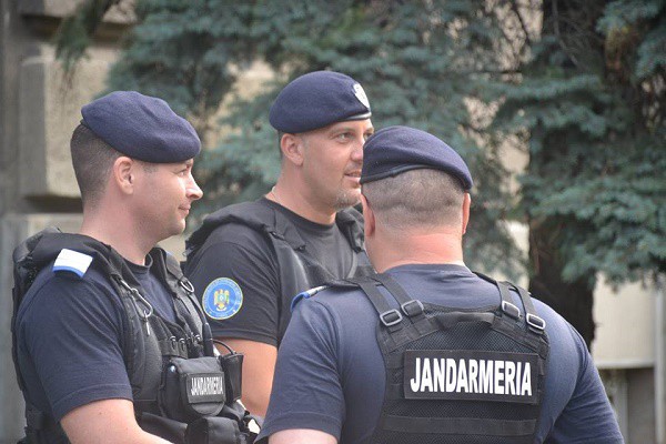 Prins în flagrant imediat după ce a fugit cu geanta unei femei