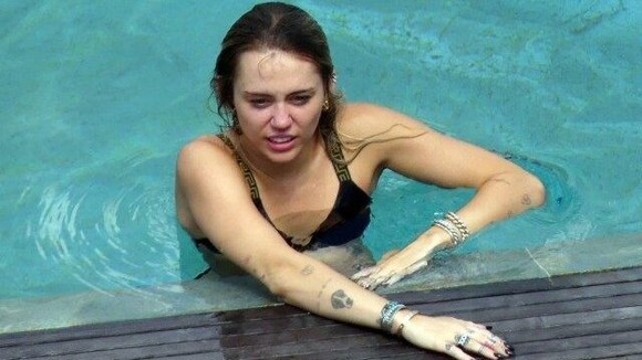 Miley Cyrus, şedinţă foto interzisă minorilor, la piscină. Divorţul i-a readus zâmbetul pe chip