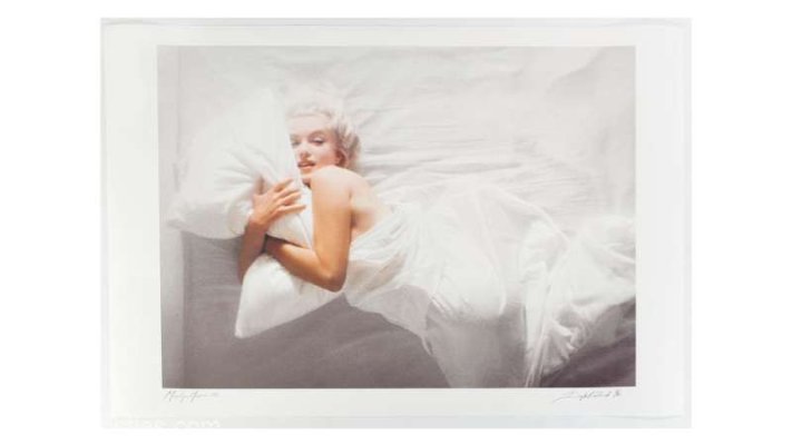 Două poze din şedinţa foto realizată de Marilyn Monroe pentru Look Magazine, scoase la licitaţie