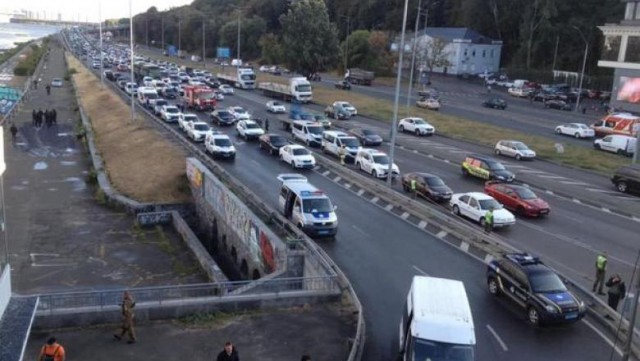 Ucraina: Un bărbat înarmat a ameninţat că va arunca în aer un pod la Kiev