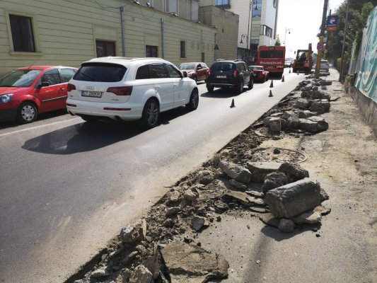 Se asfaltează trotuarele pe strada Mircea cel Bătrân! VIDEO