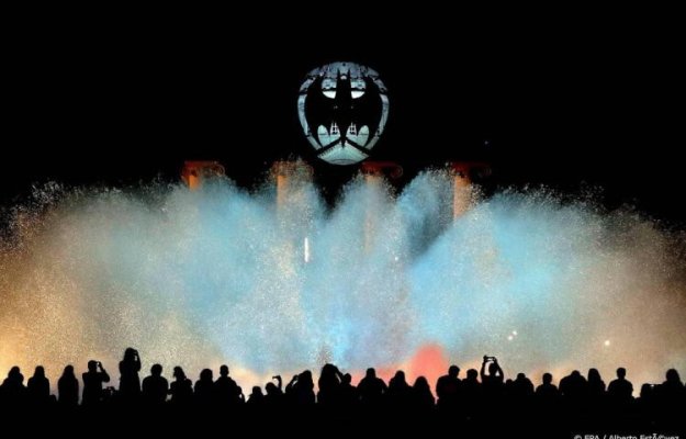 Logoul Batman, proiectat pe mai multe clădiri din lume cu ocazia aniversării a 80 de ani de la crearea personajului