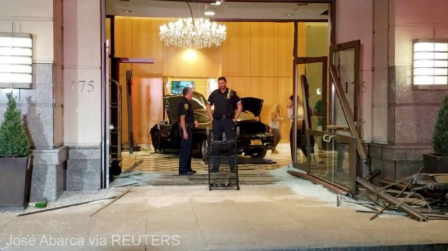 O maşină a pătruns în holul unei reşedinţe Trump Plaza