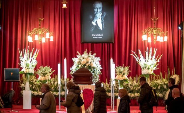 Mii de admiratori i-au adus un ultim omagiu cântăreţului pop Karel Gott