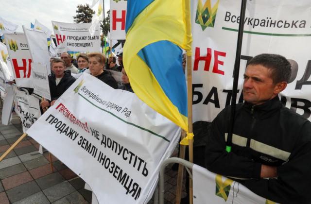 Mii de persoane au protestat la Kiev împotriva „capitulării“ în faţa separatiştilor proruşi