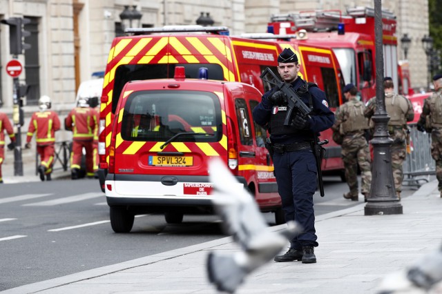 Franţa: Atacatorul de la prefectura poliţiei din Paris se convertise la islam
