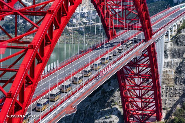 Cel mai lung pod rutier suspendat cu două punţi din lume, inaugurat în China