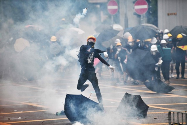 Hong Kong: Poliţia a folosit tunuri cu apă pentru a dispersa manifestanţii