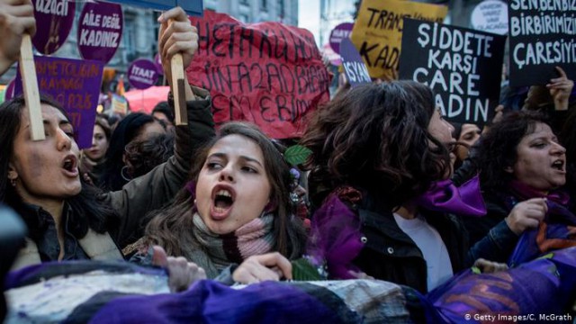 Turcia: Manifestaţie împotriva violenţelor asupra femeilor