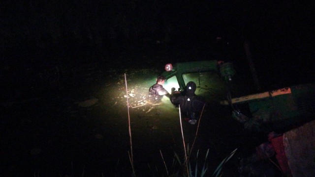 Şofer găsit mort în canal: s-a răsturnat cu buldozerul!