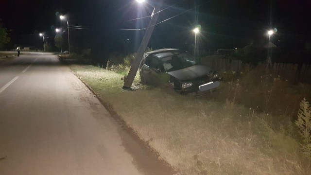 Accident rutier la Galaţi: un şofer a rupt un stâlp de pe marginea drumului