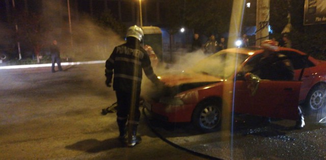 A ARS O MAŞINĂ într-o parcare din Constanţa! VIDEO
