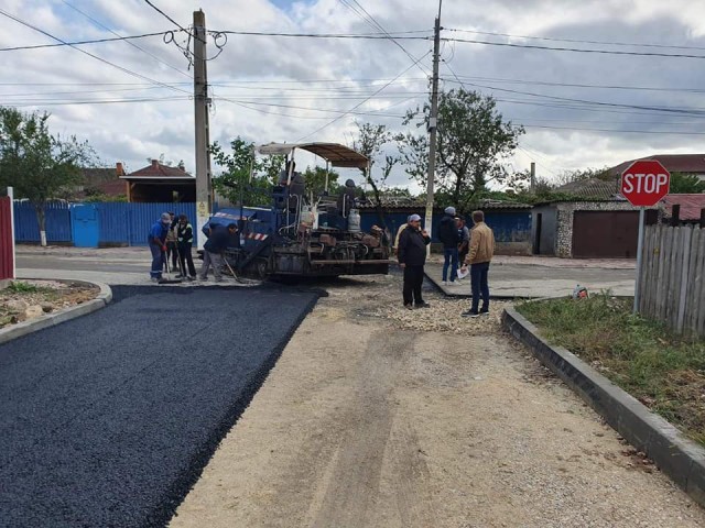 Continuă asfaltările la Agigea
