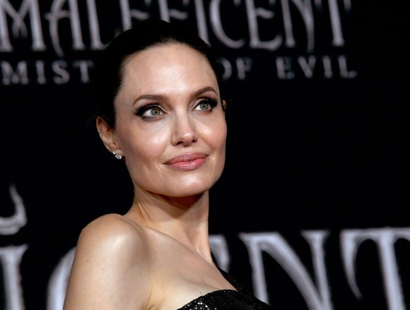 Angelina Jolie, goală în cadă pe coperta unei reviste celebre. Actrița jură că nu se va mai căsători vreodată