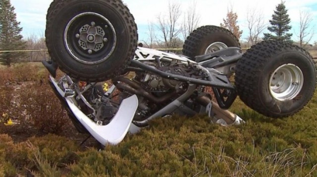 BEAT și fără permis, s-a suit pe un ATV, alături de un amic de pahar: au luat în brațe primul copac ieșit în cale!