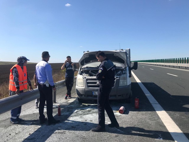 Autoutilitară în flăcări, pe A2, în drum spre Constanța!