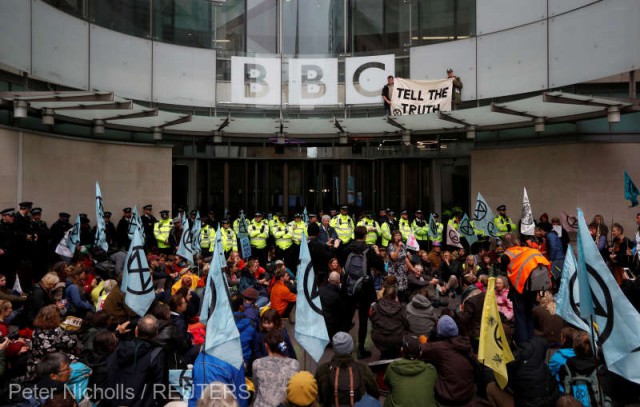 Protestatari din organizaţia de mediu Extinction Rebellion au blocat sediul BBC din Londra