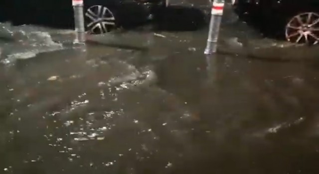 Ploaie torenţială la Constanţa: bulevardul Mamaia, INUNDAT. VIDEO!