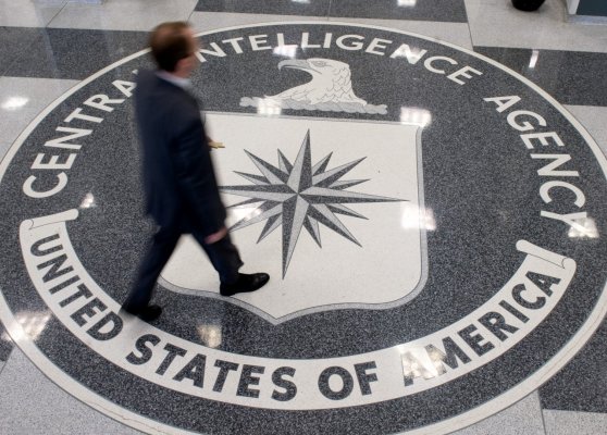 Un analist pe probleme de terorism din cadrul CIA, arestat pentru că a oferit presei informaţii secrete