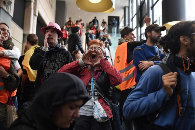 Activişti ai mişcării Extinction Rebellion au ocupat un mall din Paris