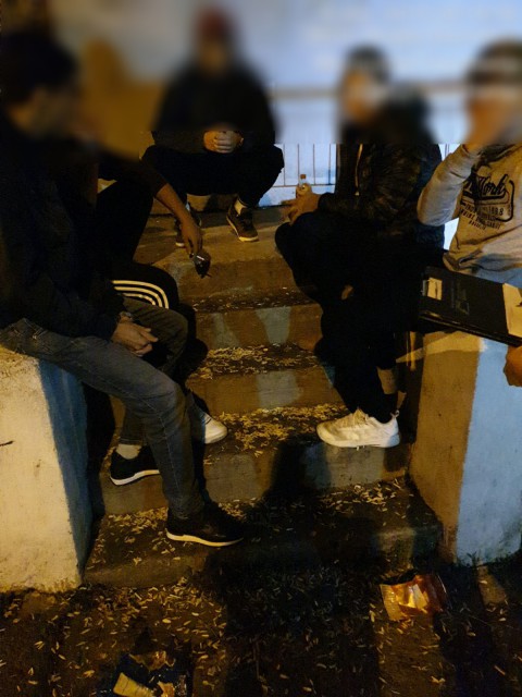 Amendaţi de polițiștii locali pentru coji de seminţe aruncate pe jos