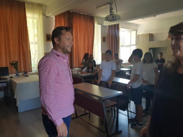 Burse şi laptopuri pentru cele două unităţi de învăţământ din Eforie, la începutul noului an şcolar