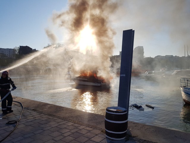 ALERTĂ! A EXPLODAT UN IAHT ÎN PORTUL TOMIS! Focul s-a extins şi la alte ambarcaţiuni. VIDEO