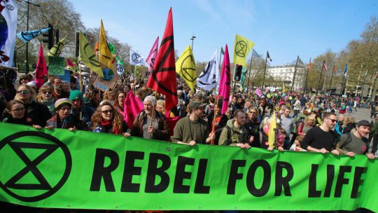Activiştii mişcării de mediu Extinction Rebellion au dat startul protestelor în mai multe oraşe din lume