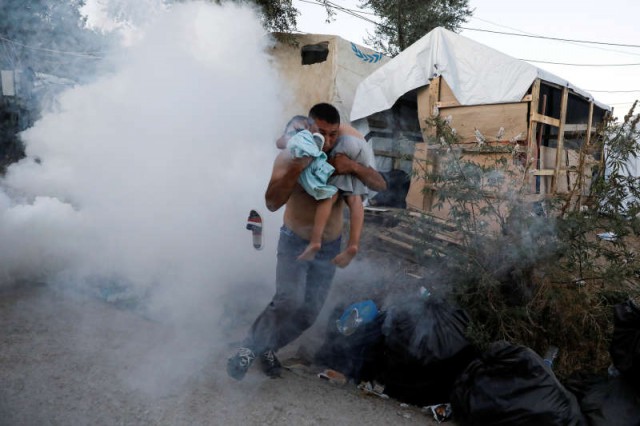 Incendiu, ciocniri şi un mort într-un lagăr de refugiaţi din insula grecească Lesbos