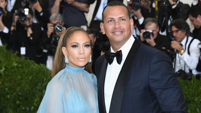 Jennifer Lopez şi Alex Rodriguez s-au logodit oficial după o relaţie de doi ani