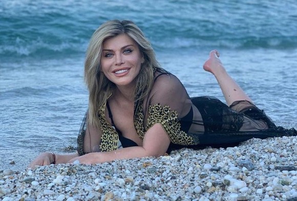 Loradana Groza, corp de zeiţă la 49 de ani. S-a pozat în bikini şi cu sânii la vedere